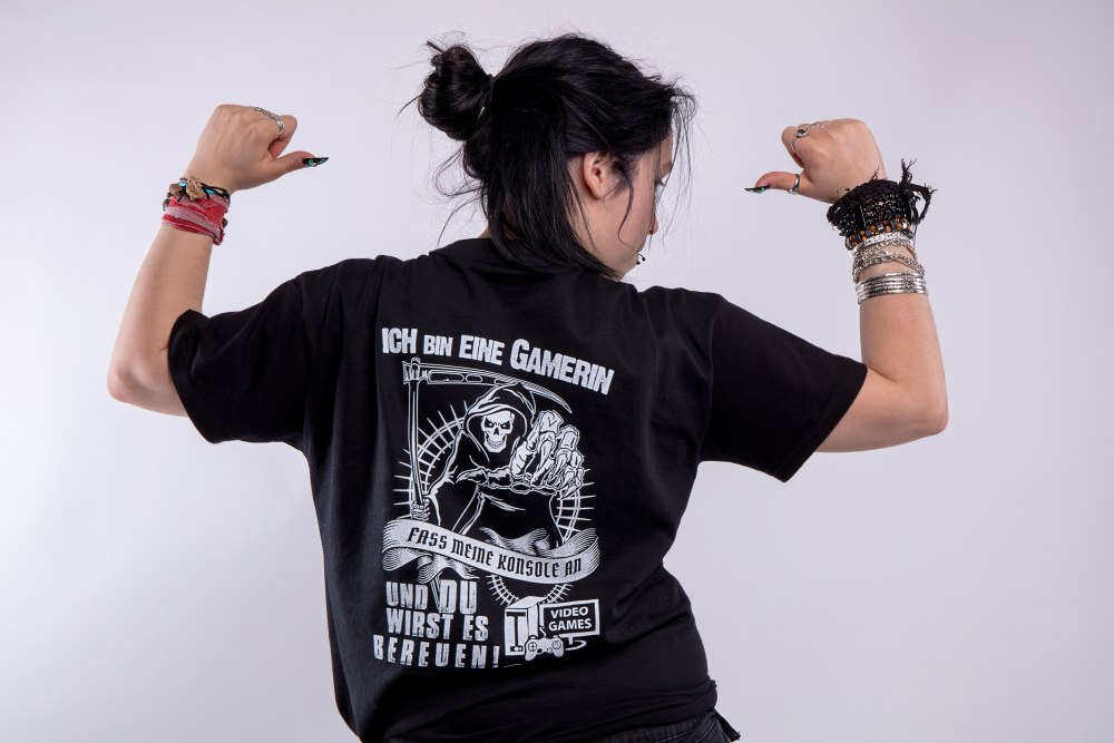 streamer merch (t-shirt)
