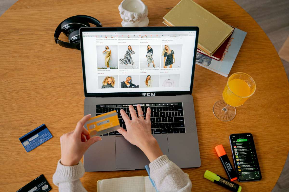 Print-On-Demand vs. Dropshipping